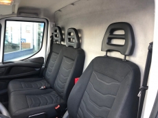 Furgón de ocasión IVECO Daily 35S13V de 16m3, del año 2014, con 145.000km, con climatizador, radio cd, elevalunas eléctricos, zona de carga protegida con tablero finlandes en el suelo y paneles de madera en las paredes.