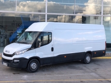 Furgón de ocasión IVECO Daily 35S13V de 16m3, del año 2014, con 145.000km, con climatizador, radio cd, elevalunas eléctricos, zona de carga protegida con tablero finlandes en el suelo y paneles de madera en las paredes.