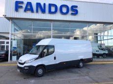 Furgón de ocasión IVECO Daily 35S13V de 16m3, del año 2014, con 145.000km, con climatizador, radio cd, elevalunas eléctricos, zona de carga protegida con tablero finlandes en el suelo y paneles de madera en las paredes.