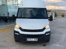 Furgón de ocasión IVECO Daily 35S13V de 16m3, del año 2014, con 145.000km, con climatizador, radio cd, elevalunas eléctricos, zona de carga protegida con tablero finlandes en el suelo y paneles de madera en las paredes.