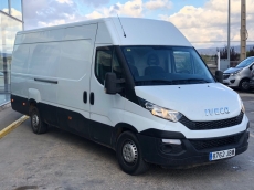 Furgón de ocasión IVECO Daily 35S13V de 16m3, del año 2014, con 145.000km, con climatizador, radio cd, elevalunas eléctricos, zona de carga protegida con tablero finlandes en el suelo y paneles de madera en las paredes.