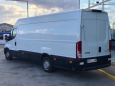 Furgón de ocasión IVECO Daily 35S13V de 16m3, del año 2014, con 145.000km, con climatizador, radio cd, elevalunas eléctricos, zona de carga protegida con tablero finlandes en el suelo y paneles de madera en las paredes.