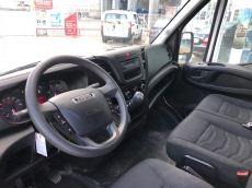 Furgón de ocasión IVECO Daily 35S13V de 16m3, del año 2014, con 145.000km, con climatizador, radio cd, elevalunas eléctricos, zona de carga protegida con tablero finlandes en el suelo y paneles de madera en las paredes.