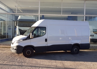 Used Van IVECO Daily 35S13V of 12m3, year 2014, with 93.554km.