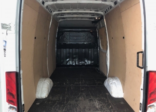 Used Van IVECO Daily 35S13V of 12m3, year 2015, with 161.616km.