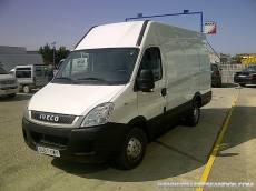 Used van IVECO 35S13V of 12 m3, year 2010, 56.561km.