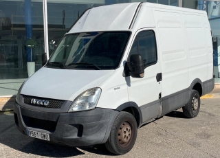 Furgoneta nueva, 
IVECO ,
Modelo  35S14 de 10.8m3, 140cv
Con cambio manual 6 velocidades.  vehiculo con  386000KM