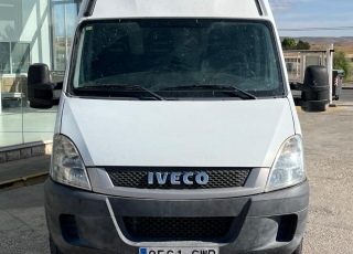 Furgoneta nueva, 
IVECO ,
Modelo  35S14 de 10.8m3, 140cv
Con cambio manual 6 velocidades.  vehiculo con  386000KM
