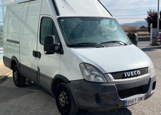 Furgoneta nueva, 
IVECO ,
Modelo  35S14 de 10.8m3, 140cv
Con cambio manual 6 velocidades.  vehiculo con  386000KM