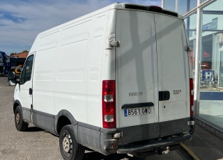 Furgoneta nueva, 
IVECO ,
Modelo  35S14 de 10.8m3, 140cv
Con cambio manual 6 velocidades.  vehiculo con  386000KM