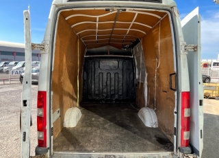 Furgoneta nueva, 
IVECO ,
Modelo  35S14 de 10.8m3, 140cv
Con cambio manual 6 velocidades.  vehiculo con  386000KM