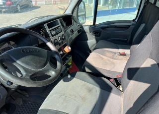 Furgoneta nueva, 
IVECO ,
Modelo  35S14 de 10.8m3, 140cv
Con cambio manual 6 velocidades.  vehiculo con  386000KM