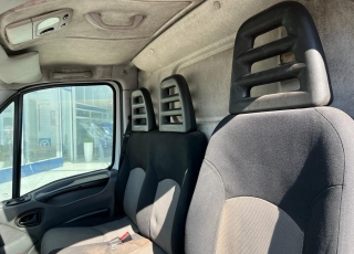 Furgoneta nueva, 
IVECO ,
Modelo  35S14 de 10.8m3, 140cv
Con cambio manual 6 velocidades.  vehiculo con  386000KM