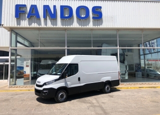 Furgon nueva IVECO 35S14SV 12m3  con el siguiente equipamiento:
- Faros antiniebla.
- Apertura puertas traseras 270º.
- Radio bluetooth. 
- Climatizador.
- Mandos en el volante.
- Cargador USB.