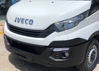 Furgon nueva IVECO 35S14SV 12m3  con el siguiente equipamiento:
- Faros antiniebla.
- Apertura puertas traseras 270º.
- Radio bluetooth. 
- Climatizador.
- Mandos en el volante.
- Cargador USB.