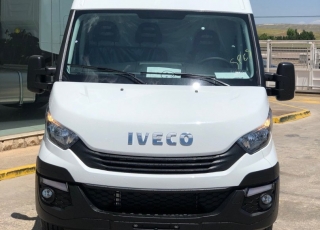 Furgon nueva IVECO 35S14SV 12m3  con el siguiente equipamiento:
- Faros antiniebla.
- Apertura puertas traseras 270º.
- Radio bluetooth. 
- Climatizador.
- Mandos en el volante.
- Cargador USB.