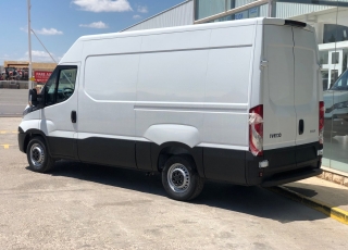 Furgon nueva IVECO 35S14SV 12m3  con el siguiente equipamiento:
- Faros antiniebla.
- Apertura puertas traseras 270º.
- Radio bluetooth. 
- Climatizador.
- Mandos en el volante.
- Cargador USB.