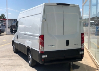 Furgon nueva IVECO 35S14SV 12m3  con el siguiente equipamiento:
- Faros antiniebla.
- Apertura puertas traseras 270º.
- Radio bluetooth. 
- Climatizador.
- Mandos en el volante.
- Cargador USB.