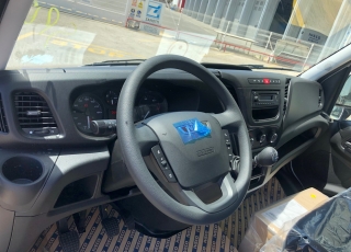 Furgon nueva IVECO 35S14SV 12m3  con el siguiente equipamiento:
- Faros antiniebla.
- Apertura puertas traseras 270º.
- Radio bluetooth. 
- Climatizador.
- Mandos en el volante.
- Cargador USB.