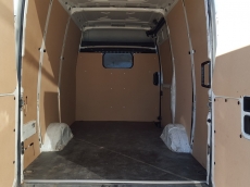 Furgoneta IVECO Daily 35S14V de 10m3, del año 2010 con 129.000km.