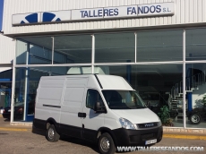 Furgón de ocasión IVECO Daily 35S14V de 12m3, del año 2010, con 96.561km, con climatizador, radio cd, elevalunas eléctricos, zona de carga protegida con tablero finlandes en el suelo y paneles de madera en las paredes.