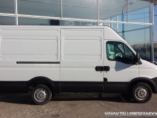 Furgón de ocasión IVECO Daily 35S14V de 12m3, del año 2010, con 96.561km, con climatizador, radio cd, elevalunas eléctricos, zona de carga protegida con tablero finlandes en el suelo y paneles de madera en las paredes.