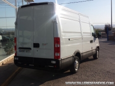 Furgón de ocasión IVECO Daily 35S14V de 12m3, del año 2010, con 96.561km, con climatizador, radio cd, elevalunas eléctricos, zona de carga protegida con tablero finlandes en el suelo y paneles de madera en las paredes.