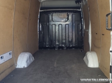 Furgón de ocasión IVECO Daily 35S14V de 12m3, del año 2010, con 96.561km, con climatizador, radio cd, elevalunas eléctricos, zona de carga protegida con tablero finlandes en el suelo y paneles de madera en las paredes.