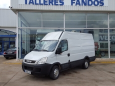 Used Van IVECO Daily 35S14V of 12m3, year 2010 with 92.757km.