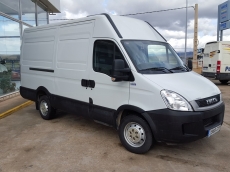 Used Van IVECO Daily 35S14V of 12m3, year 2010 with 92.757km.