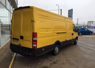 Used Van IVECO Daily 35S14V of 15m3, year 2010, with 377.668km.