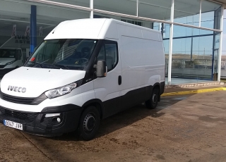 Furgón de ocasión IVECO Daily 35S14V, de 10.8m3, del año 2017, con 41.619km, revisada, con mantenimientos y con 12 meses de garantía de cadena cinemática.