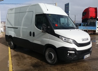 Furgón de ocasión IVECO Daily 35S14V, de 10.8m3, del año 2017, con 41.619km, revisada, con mantenimientos y con 12 meses de garantía de cadena cinemática.