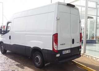 Furgón de ocasión IVECO Daily 35S14V, de 10.8m3, del año 2017, con 41.619km, revisada, con mantenimientos y con 12 meses de garantía de cadena cinemática.