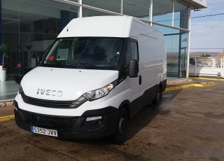 Used Van IVECO Daily 35S14V of 12m3, year 2017, with 43.700km.
