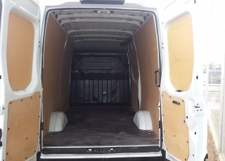 Used Van IVECO Daily 35S14V of 12m3, year 2016, with 33.557km.