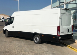 Used Van IVECO Daily 35S15V of 16m3, year 2015, with 129.920km.