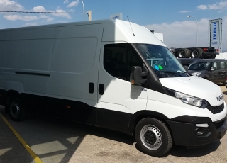 Furgón de ocasión IVECO Daily 35S15V , 150cv de 16m3, del año 2015, con 131.082km, con climatizador, radio cd, elevalunas eléctricos, zona de carga protegida en el suelo y paredes.
Con garantía de 12 meses de cadena cinemática. 

Precio 13.000€+IVA con 12 meses de garantía de cadena cinemática o 40.000km. Reacondicionado con mantenimientos e itv en vigor.