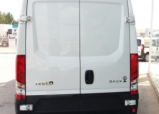 Furgón de ocasión IVECO Daily 35S15V , 150cv de 16m3, del año 2015, con 131.082km, con climatizador, radio cd, elevalunas eléctricos, zona de carga protegida en el suelo y paredes.
Con garantía de 12 meses de cadena cinemática. 

Precio 13.000€+IVA con 12 meses de garantía de cadena cinemática o 40.000km. Reacondicionado con mantenimientos e itv en vigor.