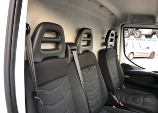 Furgón de ocasión IVECO Daily 35S15V , 150cv de 16m3, del año 2015, con 129.529km, con climatizador, radio cd, elevalunas eléctricos, zona de carga protegida en el suelo y paredes.
Con garantía de 12 meses de cadena cinemática.