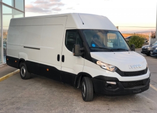 Furgón de ocasión IVECO Daily 35S15V , 150cv de 16m3, del año 2015, con 129.529km, con climatizador, radio cd, elevalunas eléctricos, zona de carga protegida en el suelo y paredes.
Con garantía de 12 meses de cadena cinemática.