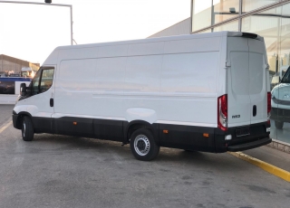 Furgón de ocasión IVECO Daily 35S15V , 150cv de 16m3, del año 2015, con 129.529km, con climatizador, radio cd, elevalunas eléctricos, zona de carga protegida en el suelo y paredes.
Con garantía de 12 meses de cadena cinemática.