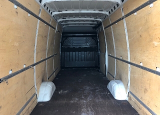 Furgón de ocasión IVECO Daily 35S15V , 150cv de 16m3, del año 2015, con 129.529km, con climatizador, radio cd, elevalunas eléctricos, zona de carga protegida en el suelo y paredes.
Con garantía de 12 meses de cadena cinemática.