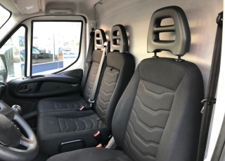 Furgón de ocasión IVECO Daily 35S15V , 150cv de 16m3, del año 2015, con 129.529km, con climatizador, radio cd, elevalunas eléctricos, zona de carga protegida en el suelo y paredes.
Con garantía de 12 meses de cadena cinemática.