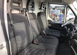 Furgón de ocasión IVECO Daily 35S15V , 150cv de 16m3, del año 2015, con 114.504km, con climatizador, radio cd, elevalunas eléctricos, zona de carga protegida en el suelo y paredes.
Con garantía de 12 meses de cadena cinemática.