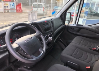 Furgón de ocasión IVECO Daily 35S15V , 150cv de 16m3, del año 2015, con 114.504km, con climatizador, radio cd, elevalunas eléctricos, zona de carga protegida en el suelo y paredes.
Con garantía de 12 meses de cadena cinemática.