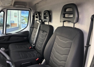 Furgón de ocasión IVECO Daily 35S15V , 150cv de 16m3, del año 2015, con 114.504km, con climatizador, radio cd, elevalunas eléctricos, zona de carga protegida en el suelo y paredes.
Con garantía de 12 meses de cadena cinemática.