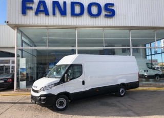 Furgón de ocasión IVECO Daily 35S15V , 150cv de 16m3, del año 2015, con 114.504km, con climatizador, radio cd, elevalunas eléctricos, zona de carga protegida en el suelo y paredes.
Con garantía de 12 meses de cadena cinemática.