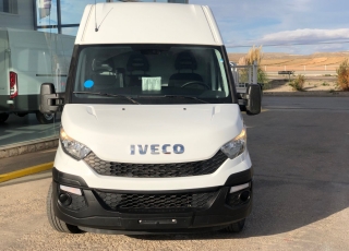 Furgón de ocasión IVECO Daily 35S15V , 150cv de 16m3, del año 2015, con 114.504km, con climatizador, radio cd, elevalunas eléctricos, zona de carga protegida en el suelo y paredes.
Con garantía de 12 meses de cadena cinemática.