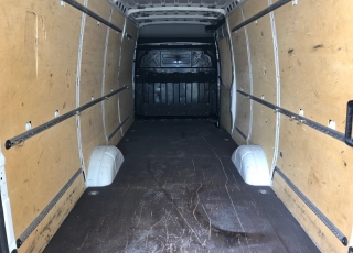 Furgón de ocasión IVECO Daily 35S15V , 150cv de 16m3, del año 2015, con 114.504km, con climatizador, radio cd, elevalunas eléctricos, zona de carga protegida en el suelo y paredes.
Con garantía de 12 meses de cadena cinemática.